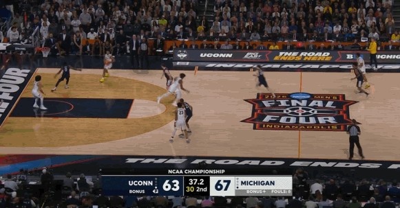 世界杯高清入口-很稳！密歇根底线发球 4名球员先冲刺再分散 破掉对手全场盯人